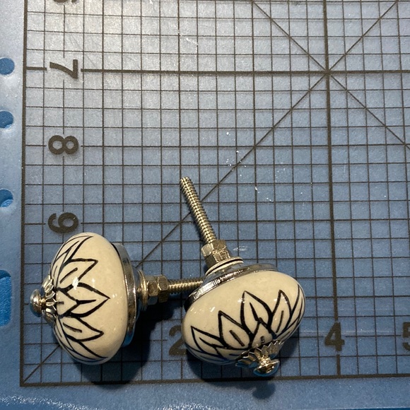 Hand Painted Ceramic Round Knobs pulls handles Floral Leaf Design black white - Picture 2 of 7